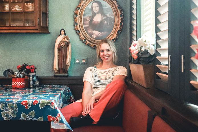 Roeline van Calkar alias 'Carmine Calls' haalt haar inspiratie als singer-songwriter uit haar werk in de thuiszorg, de natuur, kunst en cultuur.
