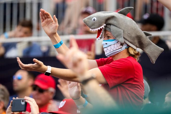 Een Nationals-fan vermomd als haai.