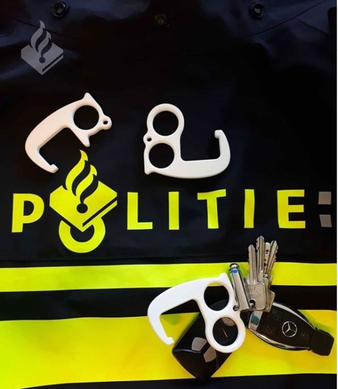 Speciale deuropeners voor de politie om zonder contact met de klink een deur te openen.