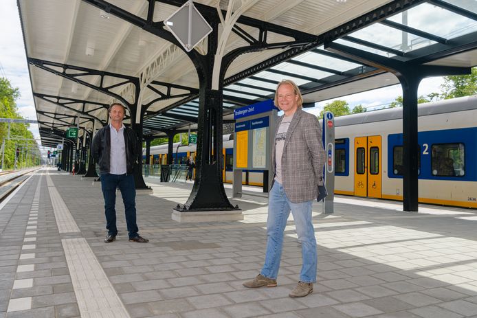 Architect Luc Veeger (r) en Jeroen Eulderink van Arcadis zijn enthousiast over het voltooide station.