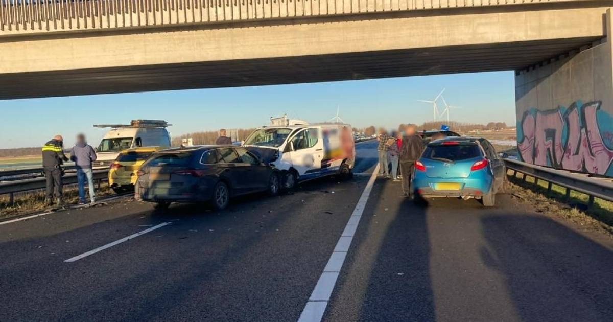 Ongeluk met acht voertuigen op A17, weg van Moerdijk naar Dordrecht weer open Moerdijk AD.nl