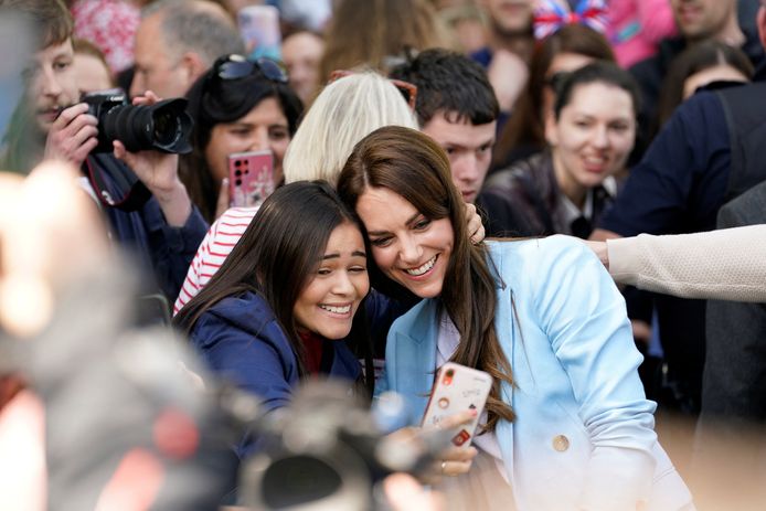 Kate a posé pour des photos avec plusieurs personnes.