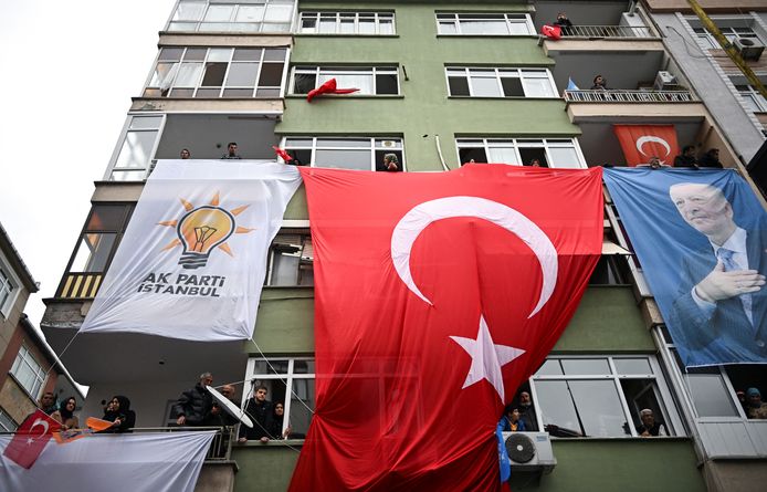 Vlaggen aan een gebouw bij de campagnerally van Erdogan in Istanbul.