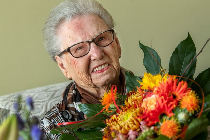 De 100-jarige Zinaïda Jannink-Milotworskaj is gek op het Koningshuis. „Ze heeft albums vol met allerlei knipsels over Maxima en de prinsesjes.”