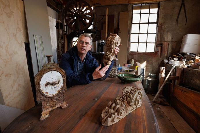 Henk Kapitein in het nieuwe museum op Urk.