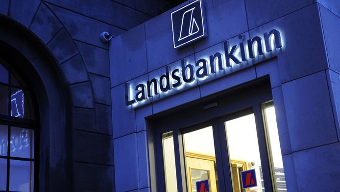 Octobre 2008, la faillite des trois grandes banques islandais (Kaupthing, Glitnir et Landsbanki) est proclamée. En cause: une politique d'endettement à risque et le gonflement de leur bilan. Pour prévenir l'effondrement du système bancaire, celles-ci furent nationalisées. Les créanciers étrangers pas remboursés.D'autres mesures furent prises. Quatre ans plus tard, elles portent leur fruit.
