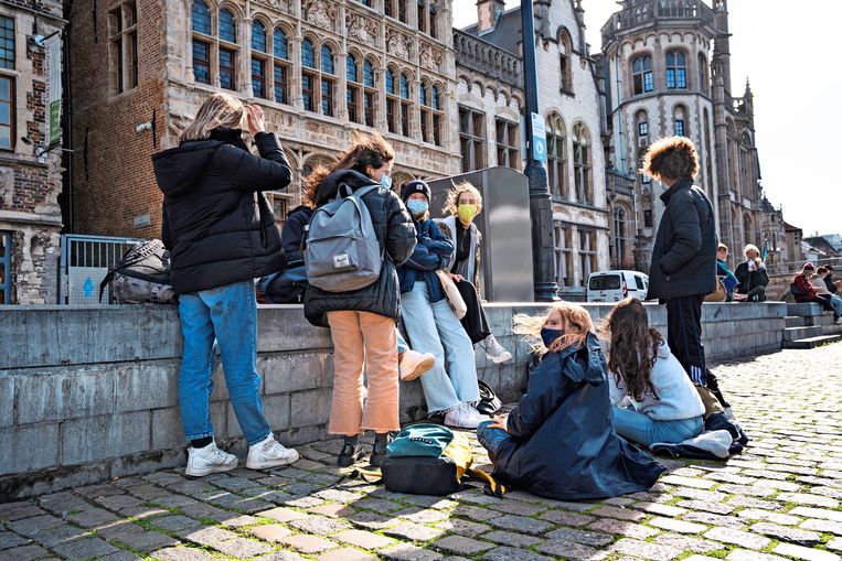 Jongeren chillen in Gent. ‘Veertienjarigen die regels overtreden zijn geen criminelen.’ Beeld Wannes Nimmegeers