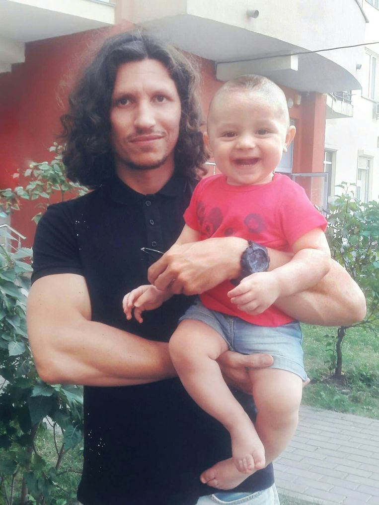 Kostiantyn Levytskyi en zijn tweejarige zoon. 'Ik wil niet dat hij naar Polen of Litouwen gestuurd wordt om te vechten voor Rusland.' Beeld Kostiantyn Levytskyi