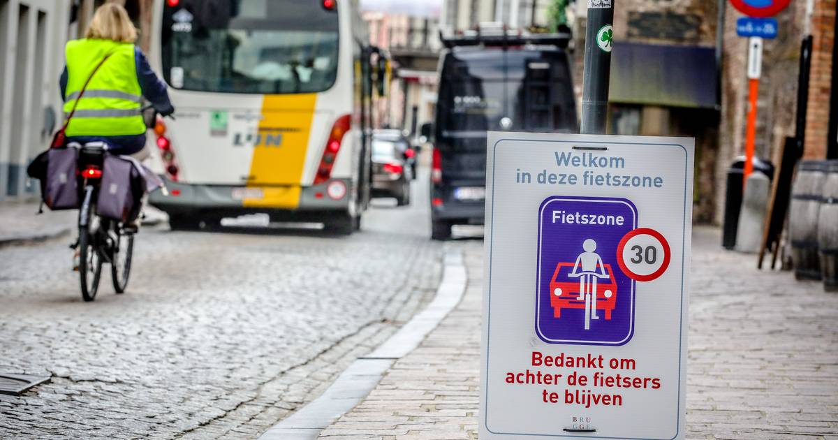Geen fietsers inhalen en maximaal 30 kilometer per uur: grote borden ...