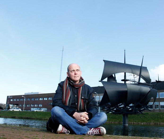 Schrijver Frank van Pamelen bij de  Viegende Hollander-sculptuur aan de Herengracht in Terneuzen.
