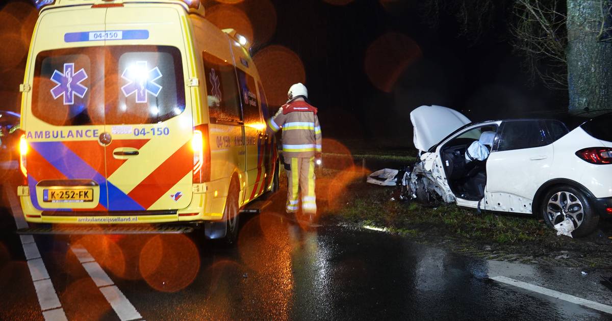 Auto in de kreukels na botsing met vrachtwagen in Kloosterhaar: bestuurder raakt gewond.