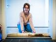 Tea Basch-Van Seters (54) en haar buren zijn ten einde raad, door de schade door een lekkage in hun huurwoningen in Sliedrecht, waar zij helemaal niets aan konden doen. ,,Wanneer komt er nu eens een oplossing? Wij kunnen dit niet betalen!”