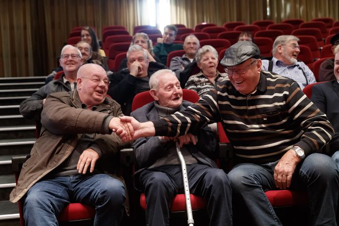 Etten-Leur - 8-11-2018 - Foto: Pix4Profs/Marcel Otterspeer - Filmmaker Stephan Beute maakte een documentairereeks met/van mopperende oude mannen uit Etten-Leur onder de Moeierboom. Vandaag bekeken de hoofdrolspelers de film voor het eerst.