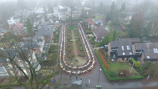 De enorme sliert aan ontbijttafels zag er van boven indrukwekkend uit.