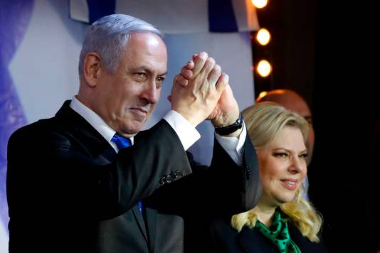 De Israëlische premier Benjamin Netanyahu, met rechts zijn vrouw Sarah, tijdens een verkiezingsbijeenkomst van zijn Likoed-partij vorige week in Petach Tikva.