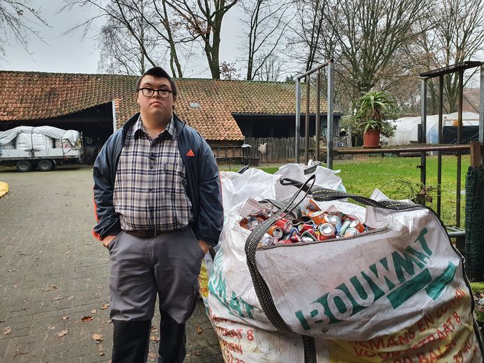 Thijs Brosens ging woensdag samen met zijn vader Jan voor de eerste keer naar Van den Broeck Recycling in Oud-Turnhout. Hij bracht er maar liefst 840 kilogram blikjes en dopjes binnen en kreeg daarvoor zo'n 500 euro.