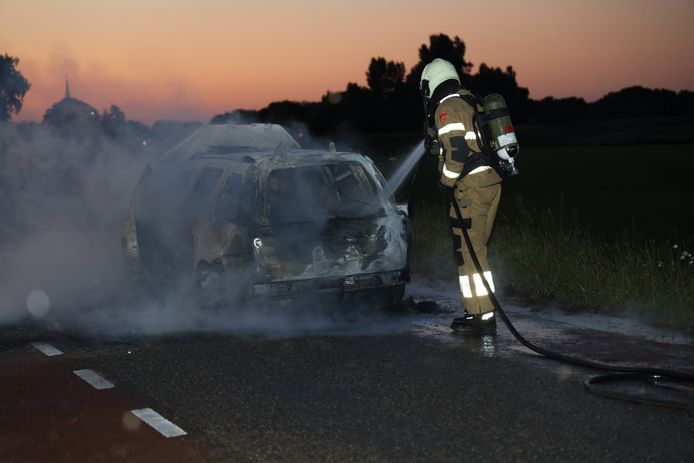 De auto in Overlangel brandde volledig uit.