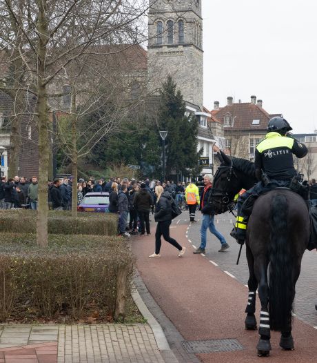 Lezers reageren | Verwijt niet politie maar ouders na misdragingen bij PSV-Ajax | Bal wel/niet binnen?