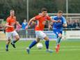 Paul van Prehn - nu nog in het shirt van FC Horst - in actie tegen zijn nieuwe club Hierden.