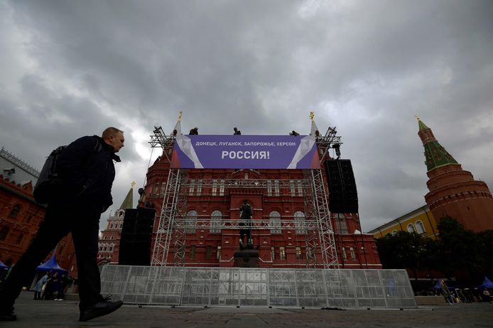 De voorbereidingen voor het concert op het Rode Plein in Moskou waren donderdag in volle gang. Op een spandoek staat: 
 "Donetsk, Loehansk, Zaporizja, Cherson - Rusland. (29/09/2022)