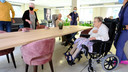 Ook bewoners in een rolstoel kunnen plaatsnemen aan de nieuwe tafel in de opgefriste brasserie Parkzicht van WZC Sint-Carolus