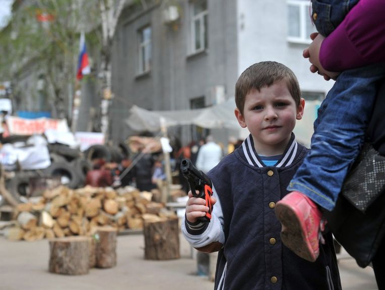 Een jongetje met een speelgoedpistool in Slavjansk. Beeld afp