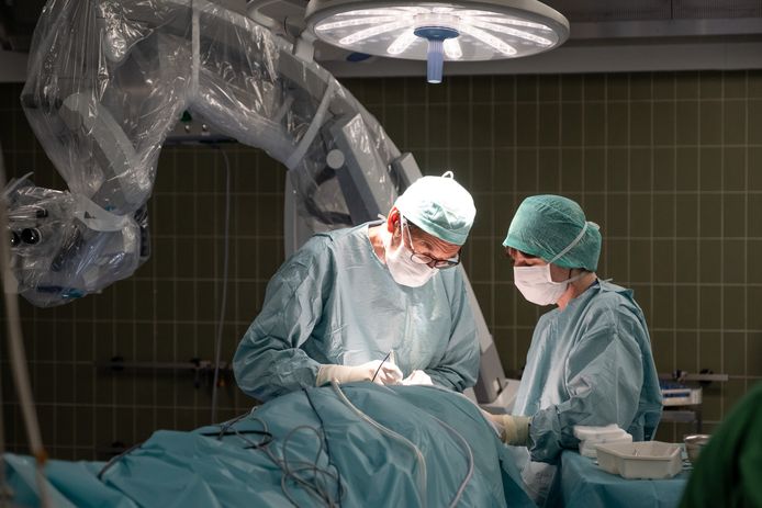 Eerste hersenoperatie in België volgens nieuw procédé in het Heilig Hartziekenhuis.