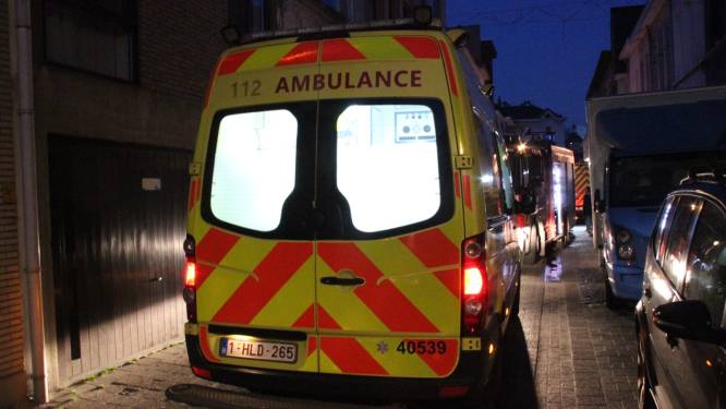Bewoner ademt te veel rook in bij brand 