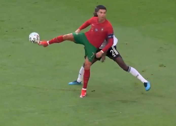 Ronaldo pakt uit met een no-look hakje.