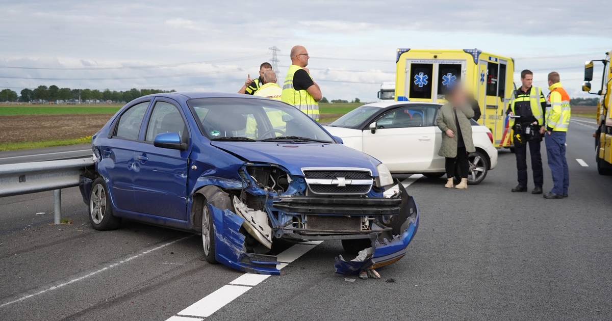 Auto's botsen en rammen de vangrail langs de A7 in Scheemda