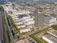 De campus van ASML in Veldhoven in 2021, met op de voorgrond het hoofdgebouw.