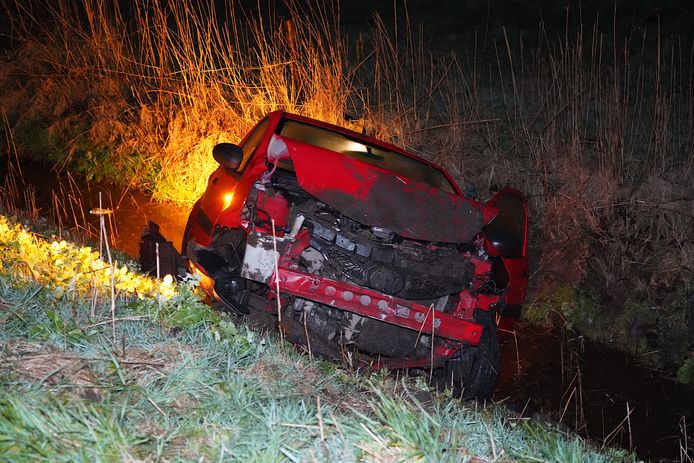 Auto in sloot in Made, bestuurder met de schrik vrij.
