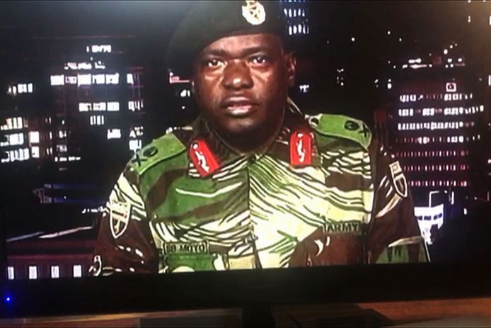 Generaal-majoor Sibusiso Moyo leest een verklaring voor.