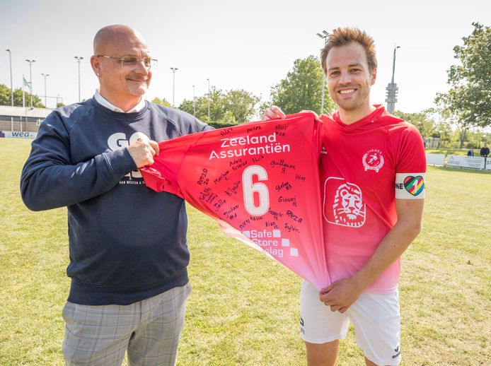 Ruben Hollemans krijgt een gesigneerd shirt voor zijn laatste officiële wedstrijd voor Goes.