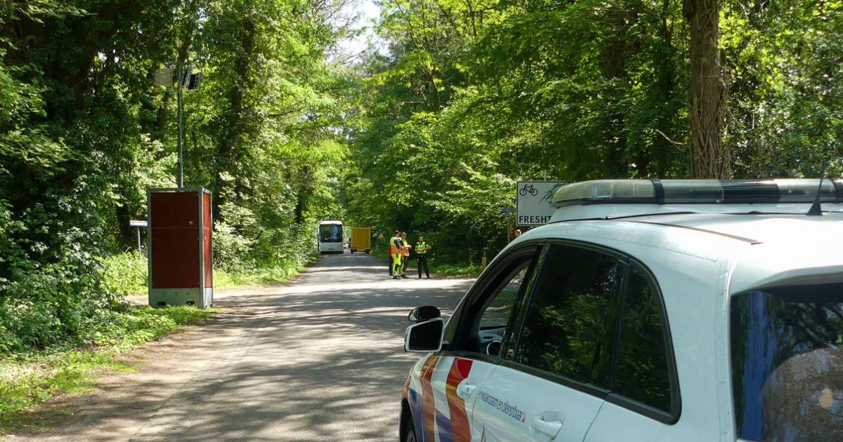 Vrouw op fiets raakt zwaargewond door aanrijding met vrachtwagen in Enschede.