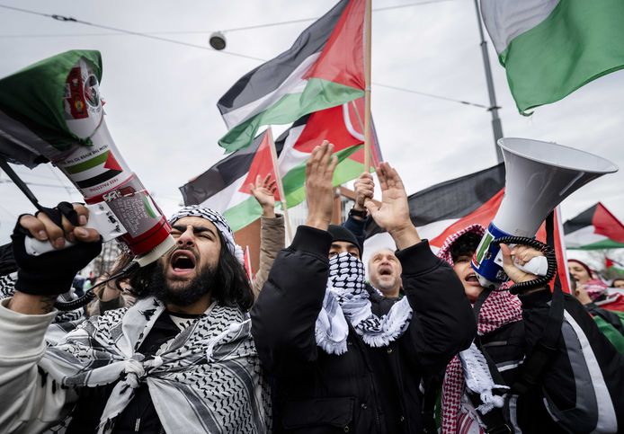 Op het Waterlooplein voeren demonstranten actie tegen de aanwezigheid van de Israëlische president Isaac Herzog.