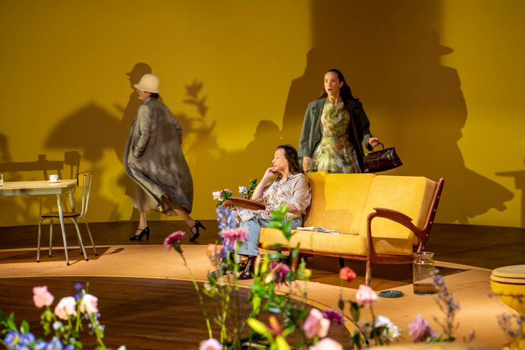 Toneelvoorstelling De uren (2021), door Internationaal Theater Amsterdam. Beeld Dim Balsem