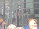 De 42-jarige Bassam al-Sheikh Hussein (midden, met baard en achter de deur van de bank) houdt verschillende bankmedewerkers en klanten gegijzeld in Beiroet.