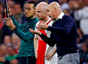 Ajax-trainer Erik ten Hag geeft aanwijzingen aan Davy Klaassen.