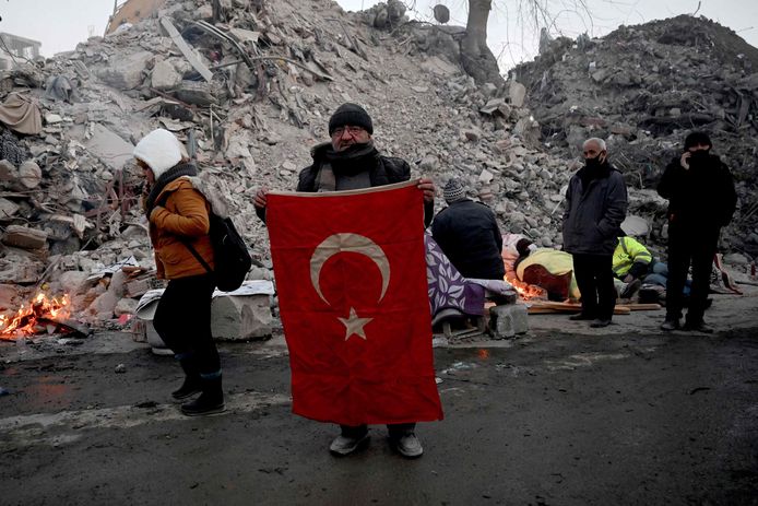 Bijna een week na de aardbeving in het Turks-Syrische grensgebied is het aantal doden van de ramp tot boven de 30.000 gestegen.