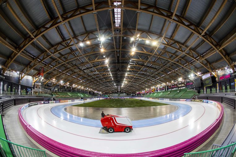 Een dweilmachine verzorgt de ijsvloer in het Vikingskipet, de schaatstempel die mogelijk moet sluiten. Beeld ANP / Vincent Jannink
