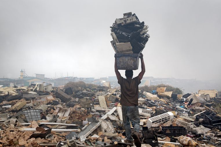 Elektronisch afval op een vuilstortplaats in Accra, Ghana.  Beeld Hollandse Hoogte / Ton Toemen