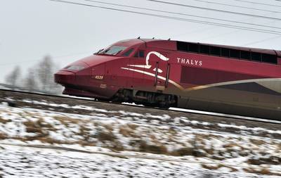 Twee treinen die urenlang stilstonden door ijs op bovenleiding rijden weer: treinverkeer van Brussel naar Frankrijk hervat
