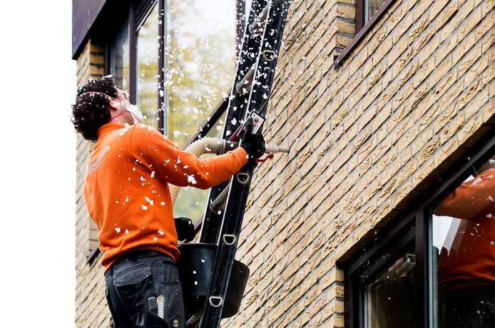 Energiecoaches kijken met huishoudens mee, om uit te zoeken hoe de energierekening omlaag kan. Bijvoorbeeld via isolatie. Dat soort advies is nu razend populair.