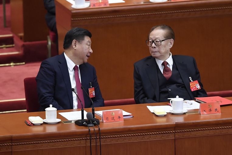 Jiang Zemin, hier in 2017 naast huidig president Xi Jinping. Beeld AFP