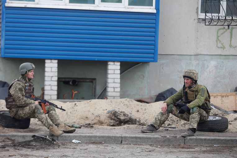 Oekraïense soldaten in de straten van Severodonetsk. Beeld REUTERS