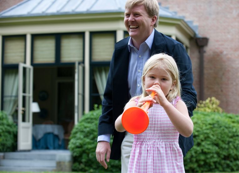 Fotografen moet je wel een beetje vermaken, dat weet Amalia als klein meisje al als geen ander. Geef een kind een vuvuzela… 2010. Beeld Koninklijk Huis
