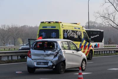 Vrachtwagen en auto botsen op A59, bestuurder gewond