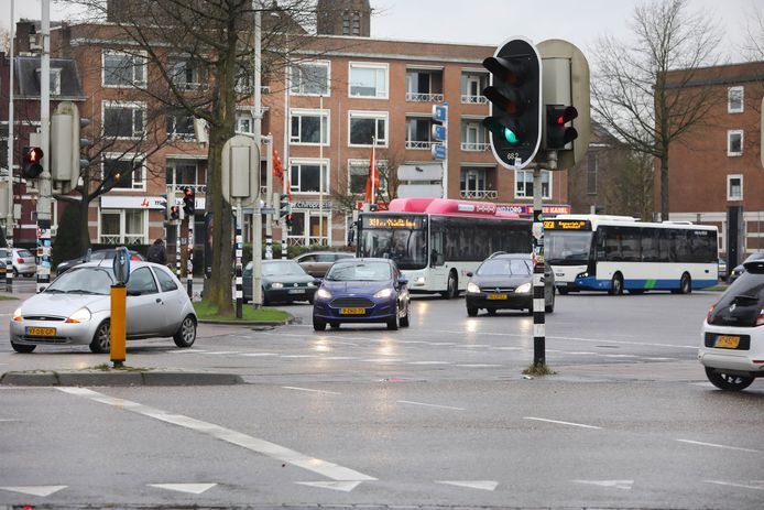 Het Keizer Karelplein in Nijmegen. Foto uit 2018 met daarop de oude verkeerslichten.