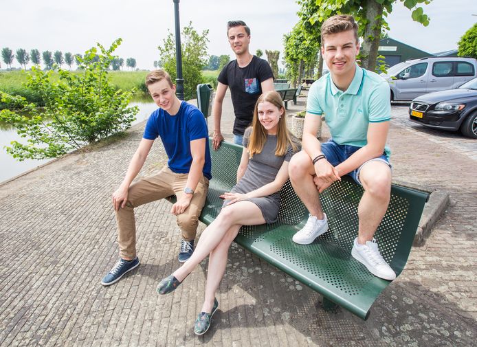 Jeroen Gevers, Fleur Boogaard en Mark van den Brom en Jarno Zevenbergen achter hen.